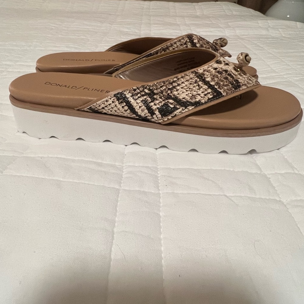 New Donald J.  Pliner Sandals Size 6